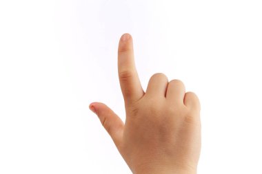 Çocuğun sağ eli beyaz arka planda izole edilmiş işaret parmağıyla tıklıyor