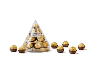 Melbourne, Avustralya takriben Şubat 2020: Ferrero Rocher çikolata kutusu ve ayrı ayrı çikolatalar beyaz arka planda fotokopi alanı ile birlikte.