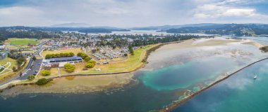 Narooma yerleşim alanı ve tatil parkının hava manzarası. NSW, Avustralya