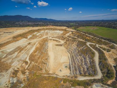 Kapalı maden ocağı ve dağların havadan görünüşü