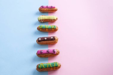 Pembe-mavi arkaplanlı Fransız ekleriName