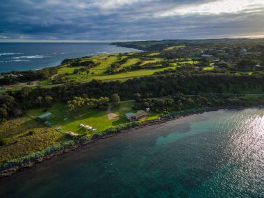 Gün batımında Flinders 'ın hava manzarası. Mornington Yarımadası, Melbourne, Victoria, Avustralya
