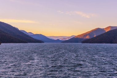 Avustralya 'da gün batımında güzel göl ve dağlar