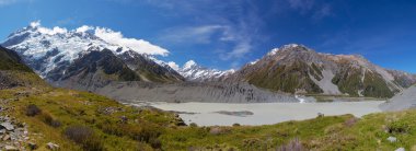 Hooker Buzul Gölü Panoraması. Uzaktaki Cook Dağı, Canterbury, Yeni Zelanda.