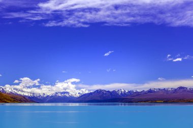 Turkuaz Tekapo Gölü ve kar kaplı Güney Alpleri, Canterbury, Yeni Zelanda