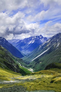 Nelson Lakes Ulusal Parkı 'ndaki yüksek ve güzel dağ geçidi.