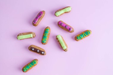 Pembe arkaplandaki rengarenk Fransız ekleriName