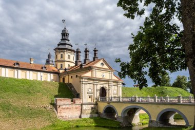 Beyaz Rusya 'nın aydınlık yaz gününde Nesvizh Radziwill Kalesi girişi