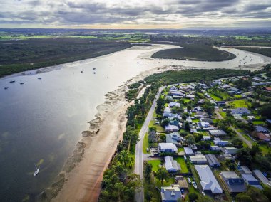 Warneet banliyösü, Rutherford deresi ve demirli balıkçı tekneleri. Melbourne, Victoira, Avustralya