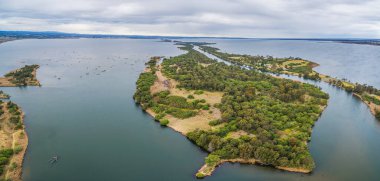 Gippsland Gölleri 'ndeki Silt Jetties, Eagle Point Körfezi ve Jones Körfezi' nin hava panoramik manzarası, Victoria, Avustralya