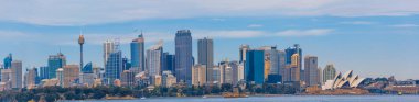 Sydney, Avustralya - 3 Ekim 2017: Gökdelenler ve Opera Binası ile Sydney 'nin geniş gökdelenleri