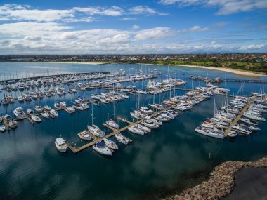 Sandringham Marina 'ya demir atmış tekneler. Melbourne, Victoria, Avustralya