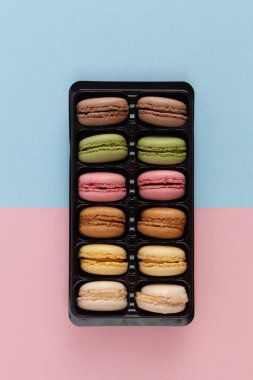 Pembe-mavi arkaplanda renkli Fransız kurabiyeleri - dikey görüntü