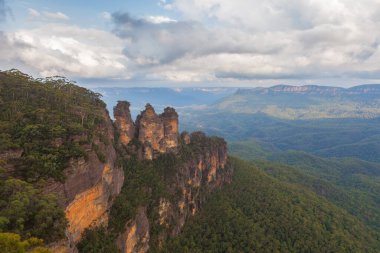 Ünlü Üç Kız Kardeş kaya oluşumu Echo Point Gözcüleri 'nden izleniyor. Katoomba, NSW, Avustralya.