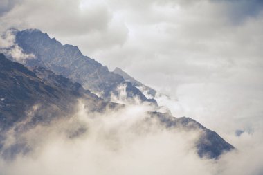 Olağanüstü Kayak Alanında, Queenstown, Yeni Zelanda 'da bulutların üstünde engebeli tepeler.