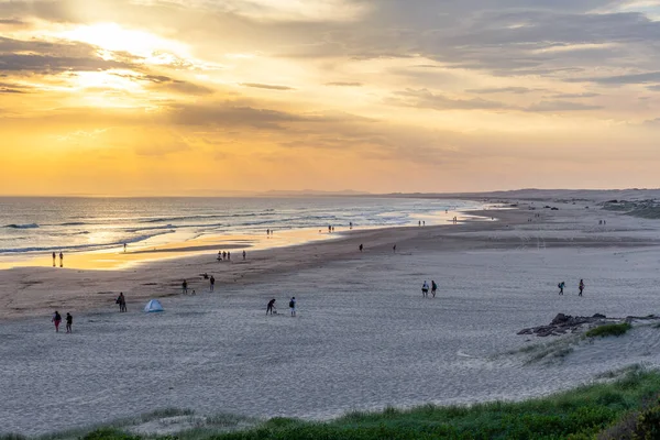 Folk Kopplar Birubis Strand Vid Solnedgången Anna Bay New South — Stockfoto