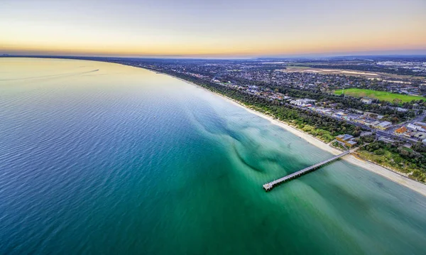 Panorama Aéreo Hermosas Playas Costeras Suburbios Atardecer —  Fotos de Stock