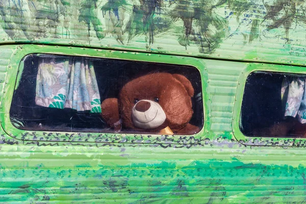 Konsep Masa Kanak Kanak Yang Menyenangkan Boneka Beruang Melambai Dari — Stok Foto