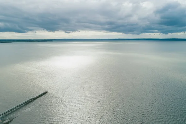 Długie Molo Ciągnące Się Spokojne Wody Oceanu Widok Powietrza — Zdjęcie stockowe