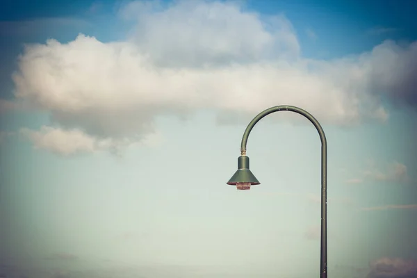 แสงถนนโค นเทจ ใกล ยงบนท องฟ เมฆป ยและทะเลเป นหล าเนา — ภาพถ่ายสต็อก