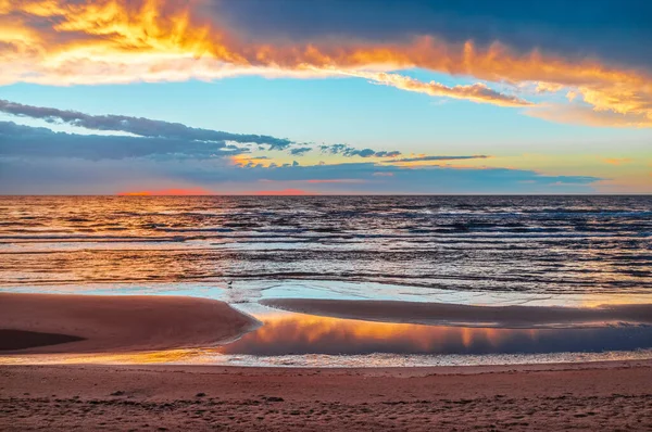 Όμορφο Ηλιοβασίλεμα Που Αντανακλά Λιμνούλες Χαμηλής Παλίρροιας Άδεια Παραλία Του — Φωτογραφία Αρχείου