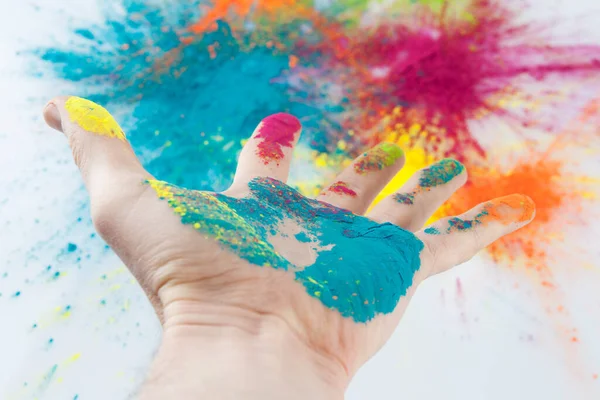 Open Hand Geschilderd Met Holi Poeder Met Wazig Kleurrijke Achtergrond — Stockfoto