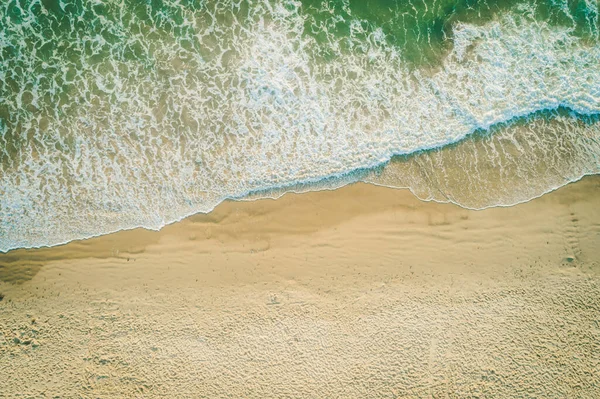 Luftaufnahme Blick Auf Mächtige Meereswellen Die Mit Kopierraum Den Sandstrand — Stockfoto