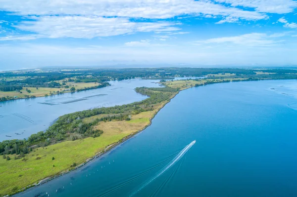 Båt Seglar Manning River Lämnar Vatten Spår Antenn Utsikt — Stockfoto