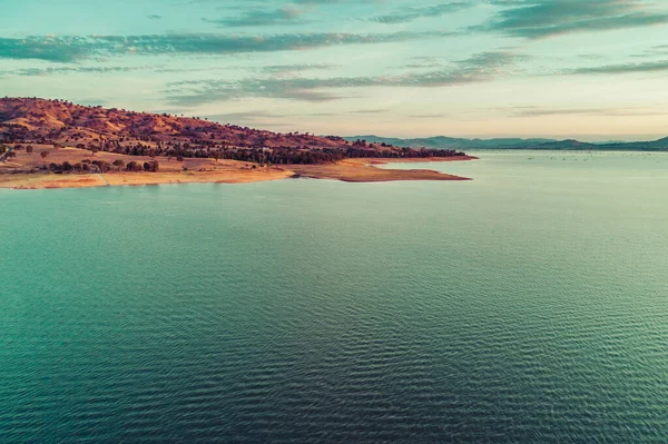 Montanha Rolante Amarela Litoral Lago Pôr Sol Vista Aérea — Fotografia de Stock