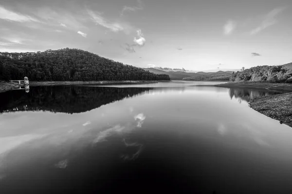 Prachtige Reflecties Maroondah Reservoir Meer Melbourne Victoria Bij Zonsondergang Zwart — Stockfoto