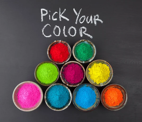 Elija Concepto Color Representado Con Colorido Polvo Teñido Tazas Cerámica — Foto de Stock