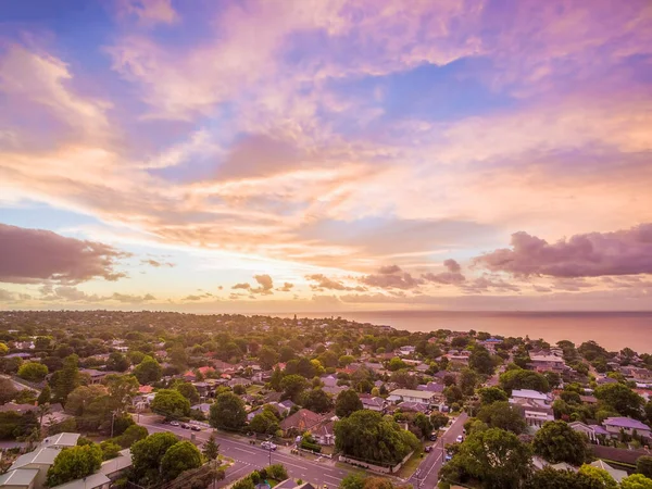 Flygfoto Hus Nära Kusten Vid Vacker Solnedgång — Stockfoto