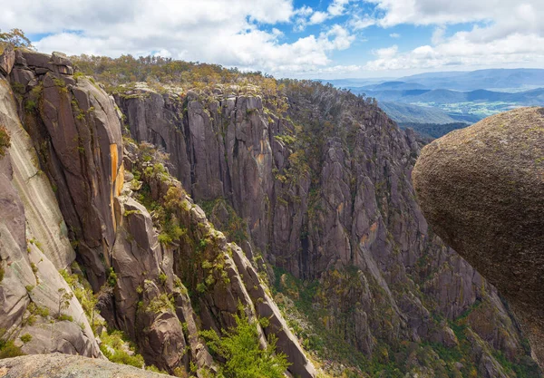 Steile Hoge Kliffen Rotsblokken Bij Buffalo National Park Victoria Australië — Stockfoto
