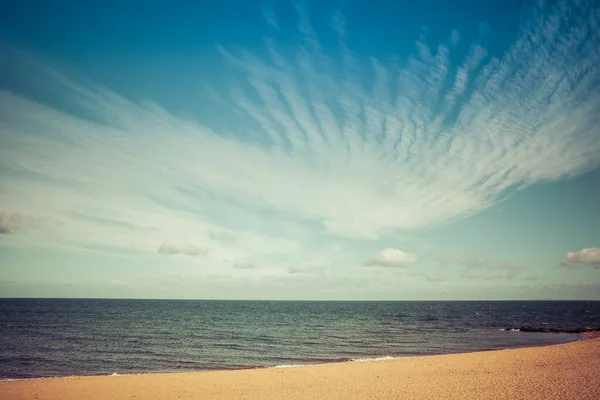 Άδεια Παραλία Του Ωκεανού Φωτεινή Ηλιόλουστη Μέρα Μόνο Άμμος Νερό — Φωτογραφία Αρχείου