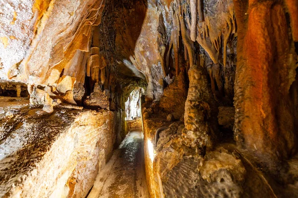 Schmaler Fußweg Zwischen Heliktiten Einer Höhle Australien — Stockfoto