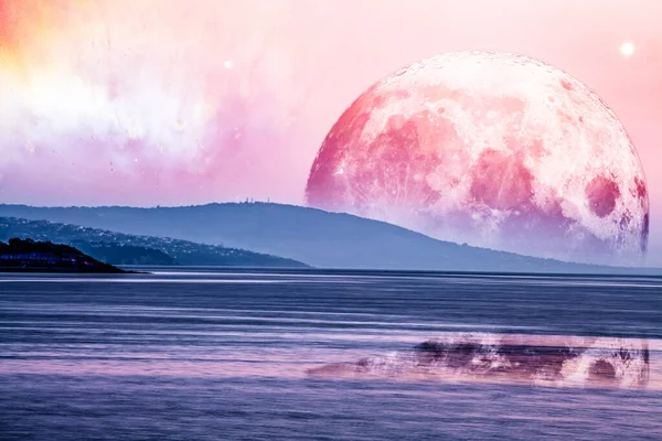 Τοπίο Ενός Εξωγήινου Πλανήτη Τεράστιο Ροζ Φεγγάρι Αντανακλά Ήρεμα Νερά — Φωτογραφία Αρχείου