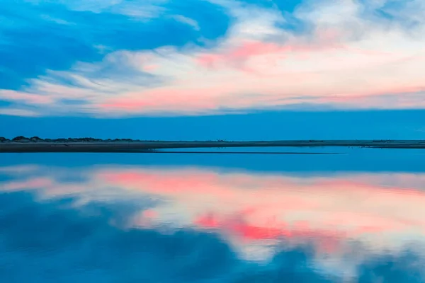 浅色天空在海水中反射的淡淡的黄昏 — 图库照片