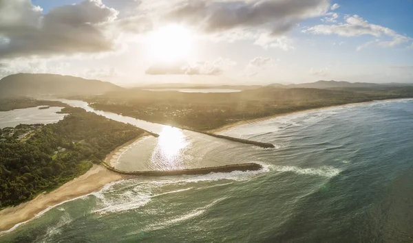 Pemandangan Udara Matahari Terbenam Sepanjang Pantai Laut — Stok Foto
