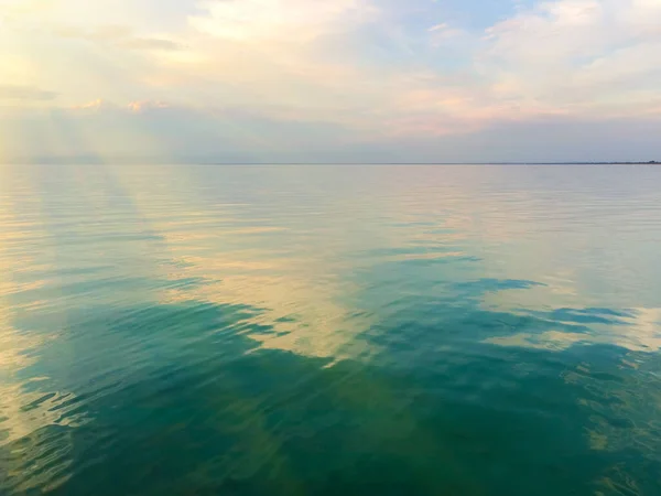 Superficie Liscia Dell Acqua Raggi Solari — Foto Stock