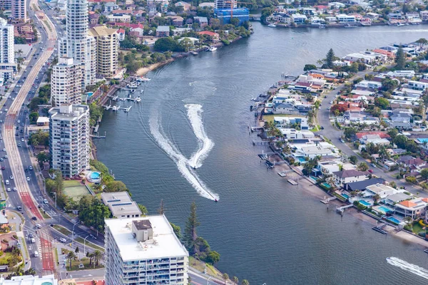 Jet Ski Exceso Velocidad Río Nerang Entre Los Bienes Raíces — Foto de Stock