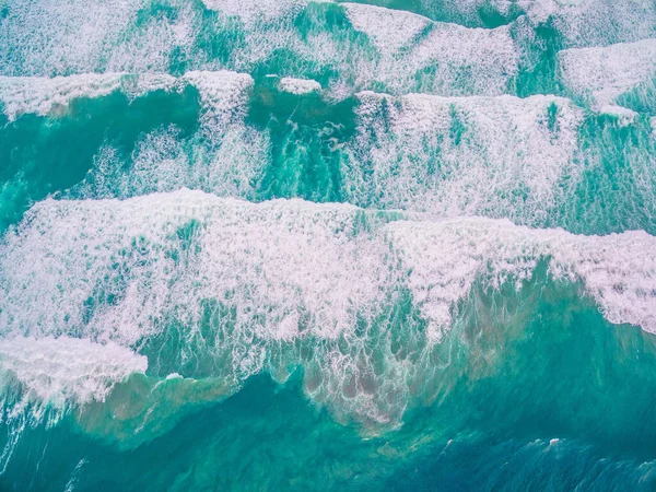 Κοιτάζοντας Κάτω Ισχυρά Τυρκουάζ Κύματα Του Ωκεανού Εναέρια Άποψη — Φωτογραφία Αρχείου