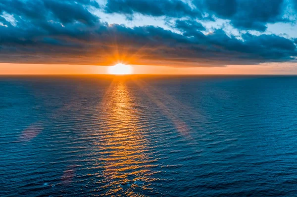 Сяюче Сонце Торкається Спокійної Океанічної Води Спалахує Під Хмарами — стокове фото