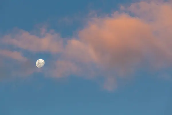 Sinar Langit Minimalistik Bulan Langit Dan Awan Bersinar Dalam Cahaya — Stok Foto