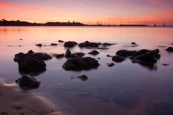 Önünde Kayalar Olan Teknelerin Üzerinde Gün Batımı — Stok fotoğraf