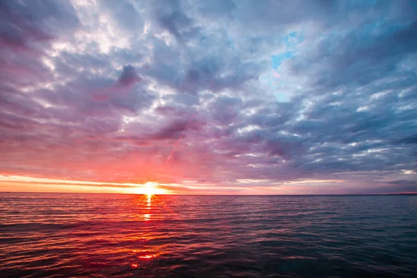 เมฆพาย เหน าสงบด วยดวงอาท สขอบฟ ทะเลน อยท — ภาพถ่ายสต็อก
