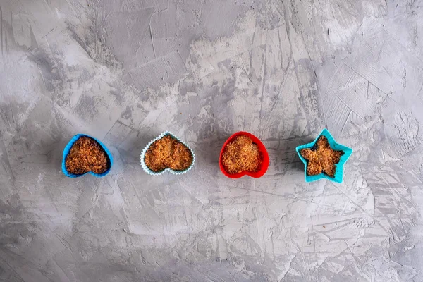 Cupcakes Färgglada Silikonformer Grungy Betong Bakgrund Ovanifrån Med Kopieringsutrymme — Stockfoto