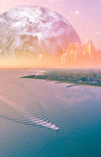 幻想的な空中風景 近代的な都市のスカイラインと地平線に上昇するエイリアン惑星と海の海岸線の近くを航海するボート ブックカバーテンプレートのデザイン この画像の要素はNasaによって提供されています — ストック写真
