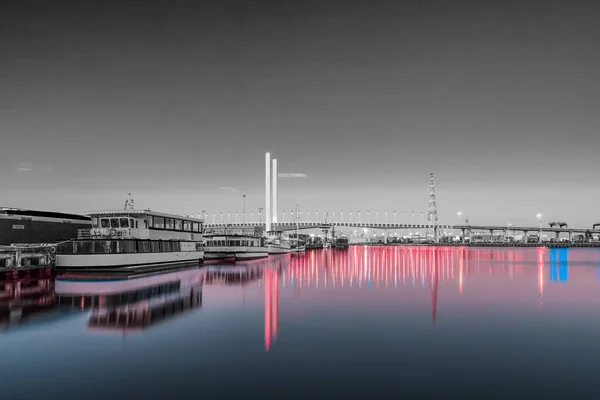 Ponte Bolte Melbourne Con Barche Ormeggiate All Alba Bianco Nero — Foto Stock