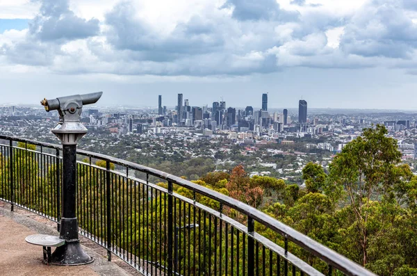 Parayla çalışan dürbünler Brisbane CBD ufuk çizgisini gözetliyor.