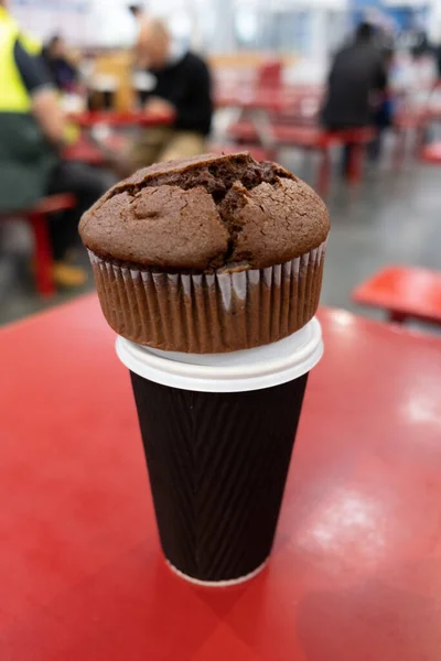 Muffin Cioccolato Posto Sulla Parte Superiore Della Tazza Caffè Marrone — Foto Stock